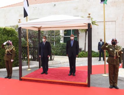 رئيس الوزراء يصل العاصمة الأردنية عمّان.. ومراسم استقبال رسمى وعزف النشيد الوطني لكلا البلدين بمقر مجلس الوزراء الأردنى
