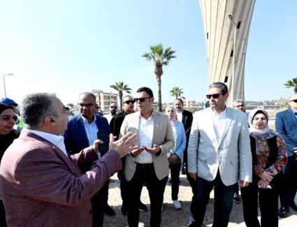 وزير الإسكان ومحافظ دمياط يتفقدان سير العمل بمحطة معالجة صرف صحى رأس البر