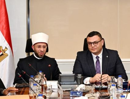 وزيرا الإسكان والأوقاف يناقشان عدداً من الموضوعات المشتركة بين الوزارتين