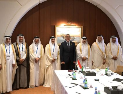 رئيس الوزراء يلتقي وفد رجال أعمال غرفة التجارة والصناعة القطرية لاستعراض عدد من الفرص الاستثمارية