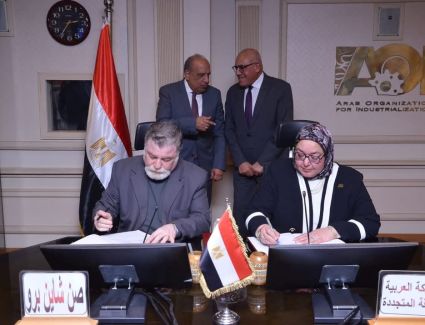 الكهرباء والعربية للتصنيع يشهدان توقيع عقد إنشاء مشروع صناعي للألواح الشمسية مع شركة سويدية