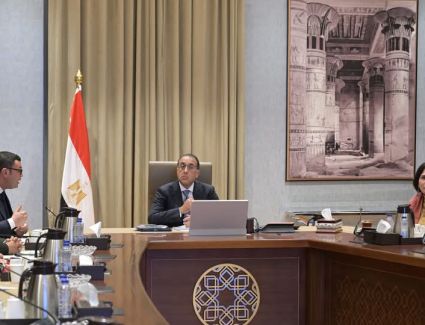 رئيس الوزراء يتابع مع وزير الإسكان الموقف التنفيذي لعددٍ من المشروعات