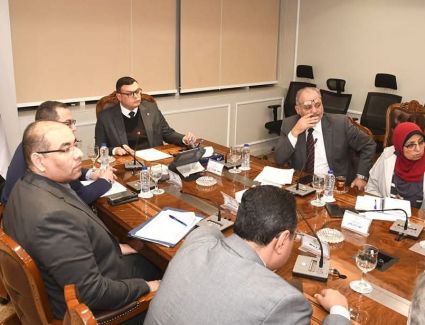 وزير الإسكان يتابع الآليات المتنوعة لطرح الأراضي والفرص الاستثمارية بالمدن الجديدة