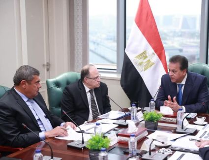 وزير الصحة يناقش الاستراتيجية الوطنية لنفاذ المستحضرات الطبية للأسواق العالمية