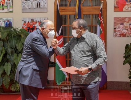 وزير الخارجية يلتقي بالرئيس الكيني في أولى محطات جولته الأفريقية