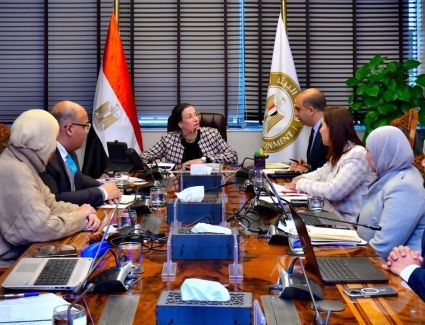 البيئة تستعرض إجراءات تنفيذ الاستراتيجية الطموحة للتدوير والحد من الأكياس البلاستيكية أحادية الإستخدام