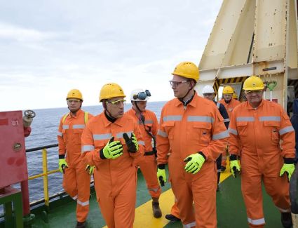 رئيس الوزراء يستمع لشرح حول قدرات الحفار "سايبم 10000" بموقع حقل ظهر للغاز الطبيعي شمال بورسعيد