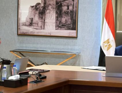 رئيس الوزراء يتابع مع رئيس الهيئة العامة للمنطقة الاقتصادية لقناة السويس عددا من ملفات العمل