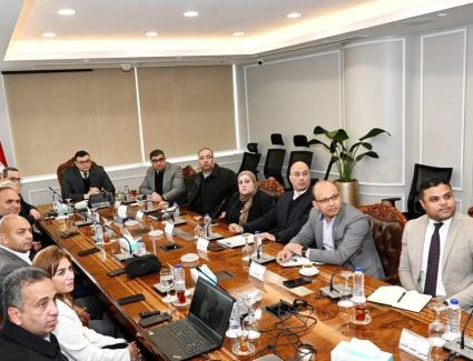 وزير الإسكان يستعرض عددا من الفرص الاستثمارية والخطة الترويجية لأحد المشروعات بالعاصمة الإدارية الجديدة