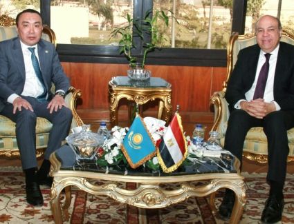 وزير الطيران المدني يلتقي السفير الكازاخستانى لدعم علاقات التعاون الثنائية، ودارسة إمكانية زيادة عدد الرحلات الجوية بين البلدين