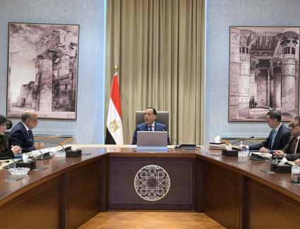 رئيس الوزراء يستعرض مع وزيري الكهرباء والاستثمار عددا من ملفات العمل المشتركة