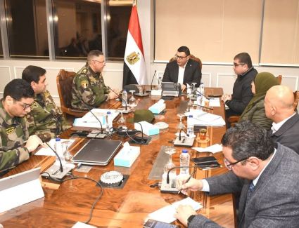 وزير الإسكان يتابع مع مسئولي الهيئة الهندسية ملفات العمل والمشروعات المشتركة