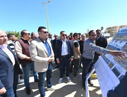 وزير الإسكان يتفقد أعمال رفع كفاءة طريق الازدواج وإنشاء سور منطقة الشانزلزيه والبوغاز الرئيسي بمركز مارينا العلمين السياحي