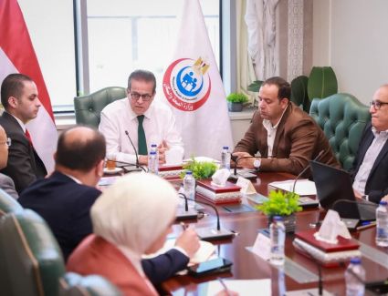 يبحث آليات تطوير وحوكمة منظومة العلاج على نفقة الدولة