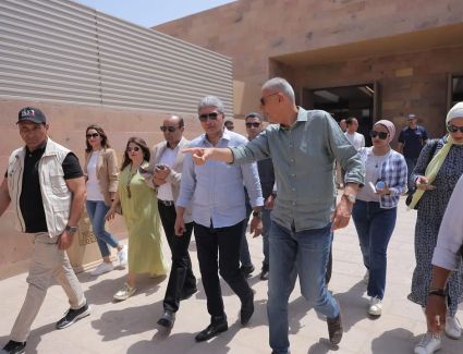 وزير السياحة والآثار يتفقد تدفق حركة الزيارة ويحرص على القيام بالتجربة السياحية كاملةً بالمنطقة