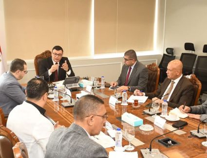 وزير الإسكان يعقد اجتماعًا مع رؤساء ومسئولي أجهزة تنمية مدن غرب القاهرة لمتابعة ملفات العمل