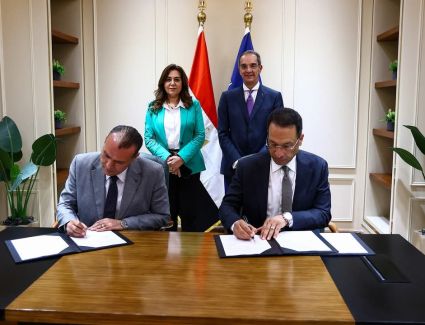 وزيرا الاتصالات والتنمية المحلية يشهدان توقيع اتفاق لتوفير الأجهزة التكنولوجية لتشغيل مجمعات الخدمات الحكومية بقرى "حياة كريمة "