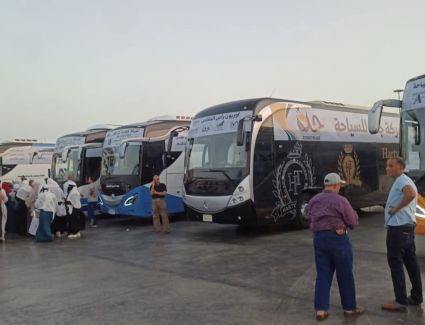 وزارة السياحة: انطلاق أولى رحلات عودة حجاج الحج السياحي البري المصريين لموسم حج 1446هـ من الأراضي المقدسة