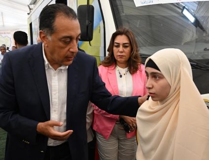 مواطن لرئيس الوزراء: "بنتى اتعمت بعد ما ضربها طفل على راسها وهما بيلعبوا..ومدبولى: هنعمل اللازم حالا" والترتيب لها فى معهد ناصر