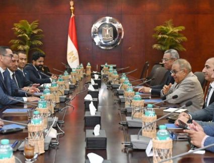 وزير الاستثمار والتجارة الخارجية يتسلم تجديد شهادة المواصفة القياسية الدولية لنظام إدارة المؤسسات التدريبية