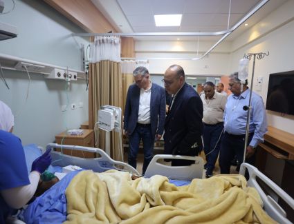 بدوي وجبران يطمئنان علي الناجين من حادث بارج خليج السويس 