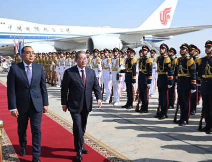 رئيس الوزراء يستقبل رئيس مجلس الدولة الصيني بمطار القاهرة الدولي