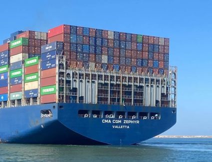 قناة السويس تشهد عبور سفينة الحاويات CMA CGM ZEPHYR ضمن قافلة الجنوب