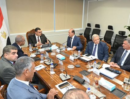 وزير الإسكان يعقد اجتماعًا لمتابعة موقف المشروعات الجاري تنفيذها ضمن المبادرة الرئاسية «حياة كريمة»