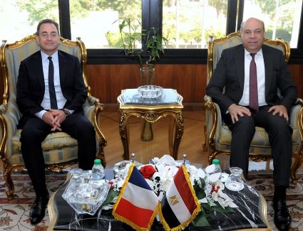 وزير الطيران المدني يستقبل السفير الفرنسي.. ويشيد بتنظيم معرض باريس الدولي للطيران