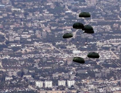 تنفيذاً لتوجيهات السيد الرئيس عبد الفتاح السيسى مصر تسقط أطنان من المساعدات جواً على قطاع غزة