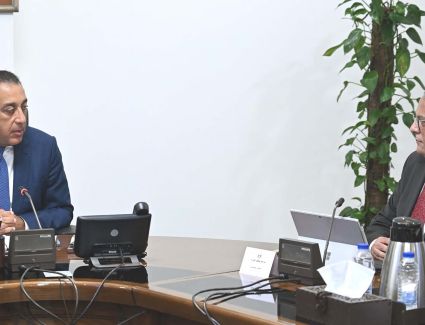 رئيس الوزراء يتابع مع "رئيس اقتصادية المثلث الذهبي" عدداً من ملفات العمل