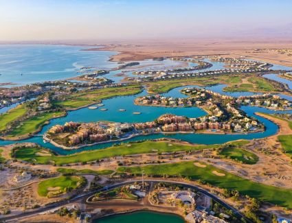 الجونة تحتفل بالذكرى الخامسة والثلاثين لتأسيسها وسط إقبال متزايد من المستثمرين وأصحاب المنازل