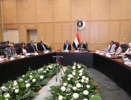 وزير الصناعة والنقل يبحث مع مصنعي الأسمنت حجم الإنتاج بالمصانع ومدى الانخفاض في أسعار الأسمنت خلال الفترة الماضية