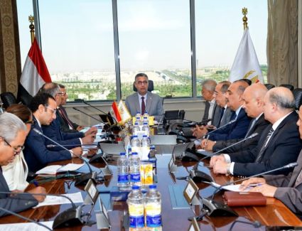 وزير التموين يجتمع مع قيادات الشركة القابضة والشركات التابعة لمتابعة توافر السلع وضبط الأسواق