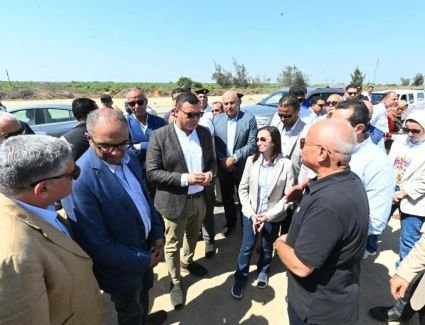 وزير الإسكان ومحافظ البحيرة يتفقدان مشروع ازدواج خط مياه وادي النطرون 