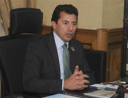 وزير الرياضة .. يوجه بإستمرار فتح مراكز الشباب للبريد والتأمينات والمعاشات لصرف رواتب المواطنين