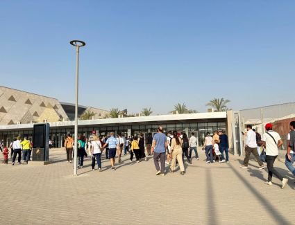 إقبال كبير من الجمهور على زيارة المتحف المصري الكبير في أول أيام افتتاحه رسميا