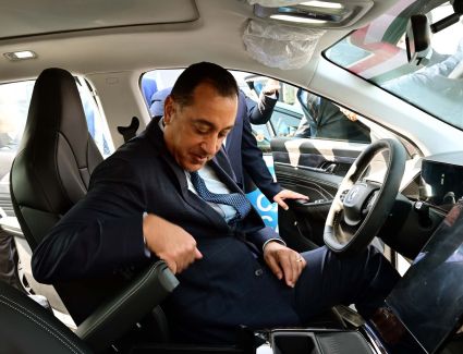 مدبولي يتفقد أول أتوبيس برمائي يتم الاتفاق على تصنيعه محليا في مصر والذي سيسهم في خدمة المجال السياحي بمصر