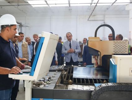 وزير قطاع الأعمال العام يتفقد مصانع شركة النصر للسيارات 