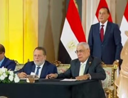 النيابة تسلم مضبوطات ذهبية للبنك المركزي بحضور رئيس الوزراء وقيادات الدولة