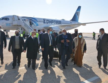 وصول أولي رحلات  مصر للطيران إلي مطار  الخارجة بالوادي الجديد