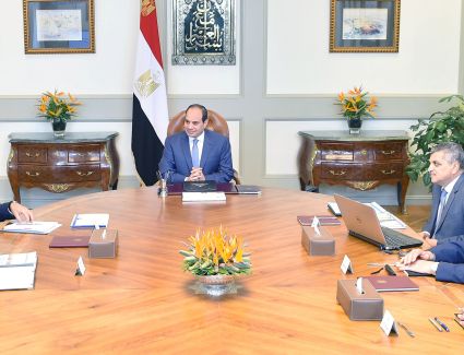 عاجل: الرئيس السيسي يجتمع برئيس الوزراء ورئيس هيئة قناة السويس