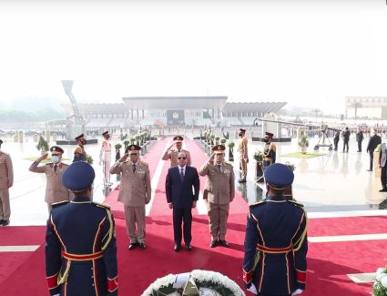 عاجل: الرئيس السيسي يضع إكليلا من الزهور على النصب التذكاري لشهداء القوات المسلحة