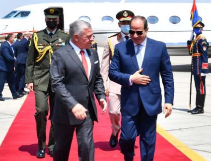 الرئيس السيسي يستقبل ملك الأردن وولي عهد أبوظبي بمطار القاهرة