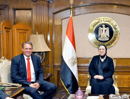 نيفين جامع تبحث مع«مرسيدس-بنز » خطط الشركة لتعزيز استثماراتها في مصر
