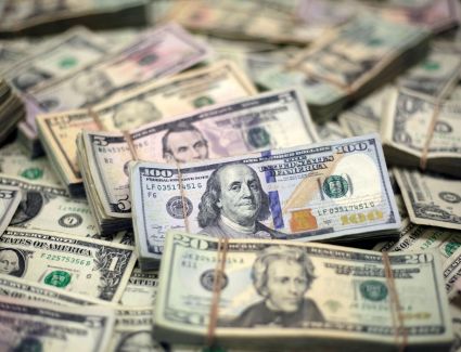المركزي المصري: الدولار يتراجع 12 قرشًا أمام الجنيه