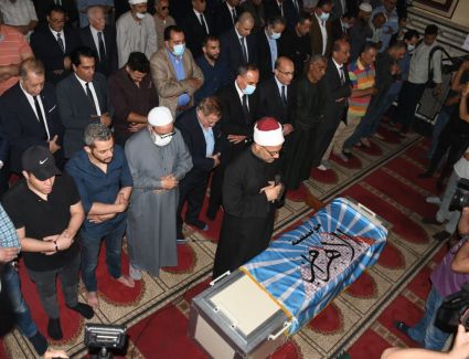 المئات يؤدون صلاة الجنازة على الكاتب الراحل صلاح منتصر بمسجد عمر مكرم