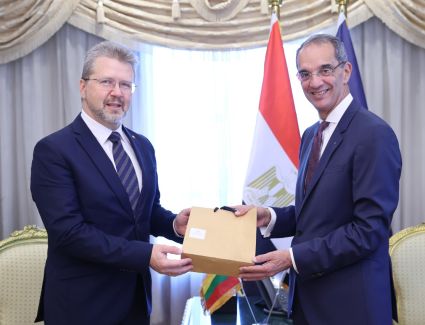 وزير الاتصالات يبحث مع سفير ليتوانيا تعزيز التعاون في مجالات التحول الرقمي 