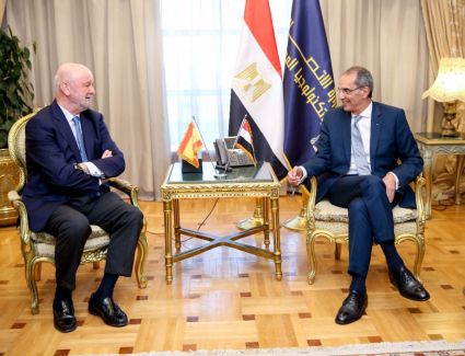 وزير الاتصالات يبحث مع سفير إسبانيا بالقاهرة سبل تعزيز التعاون بين البلدين