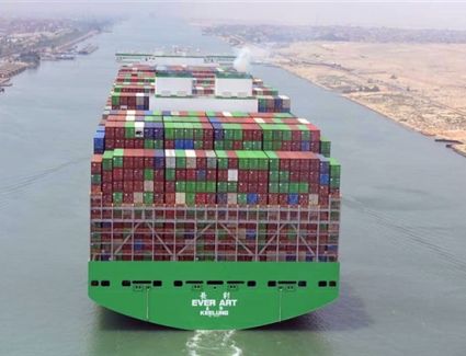 عاجل: قناة السويس تشهد عبور أكبر سفينة حاويات في العالم